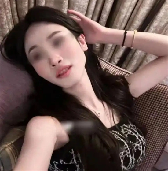 “轻柔的触碰:如何通过挠痒带来心灵的交融?” 一